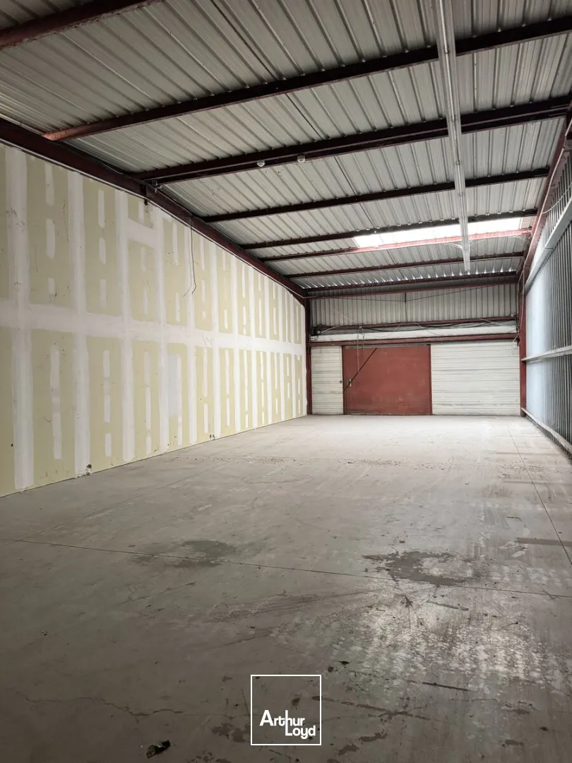 EXCLUSIVITE À LA VENTE un bâtiment mixte d'une superficie de 3 500 m2 environ comprenant une partie bureaux de 1 700 m2 environ et un entrepot à ROUBAIX au nord de la métro...