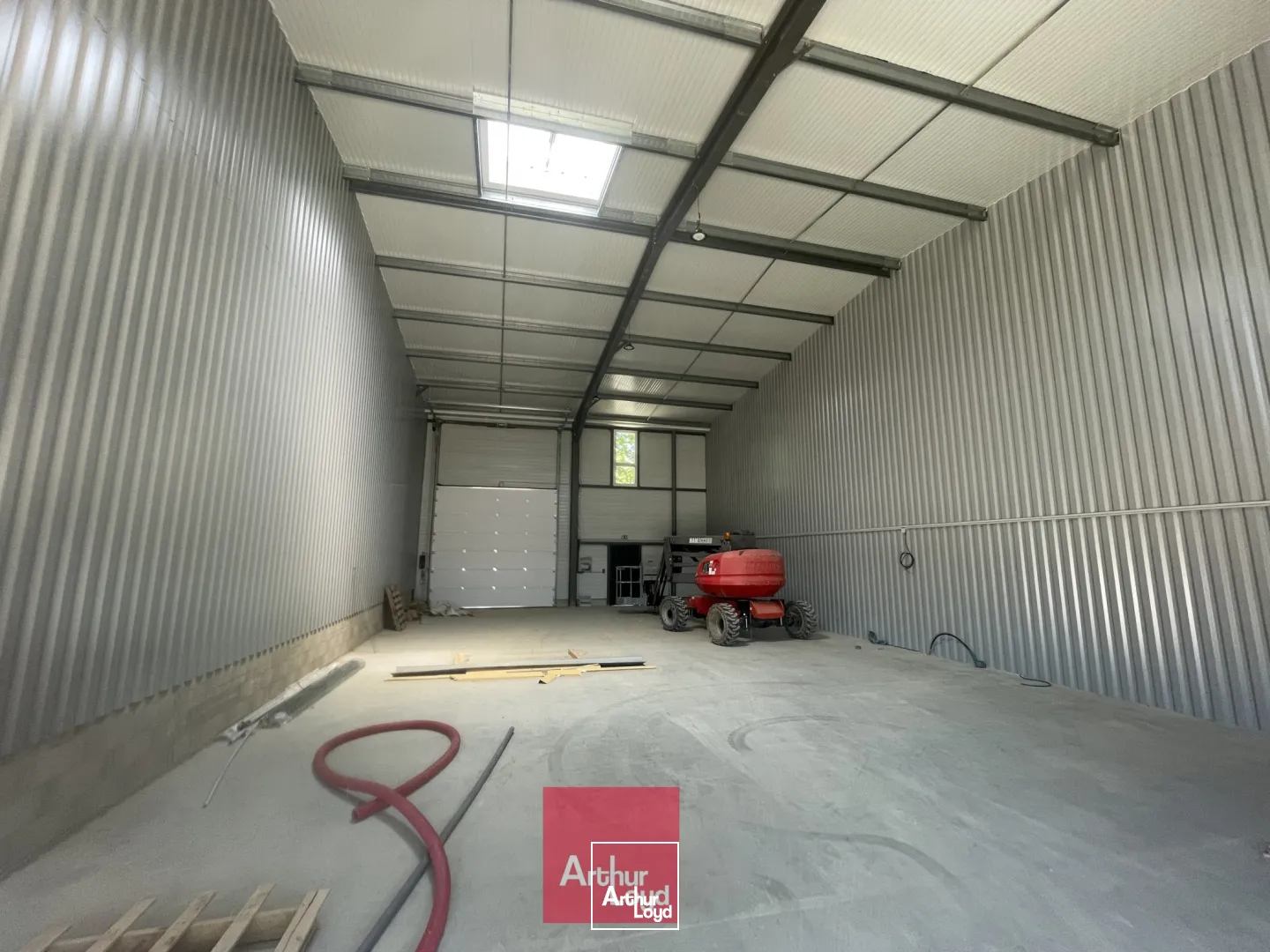 Local mixte activité/bureaux à louer - 879 m² - Parc d'activités Béziers - Site sécurisé avec visibilité et accessibilité PL