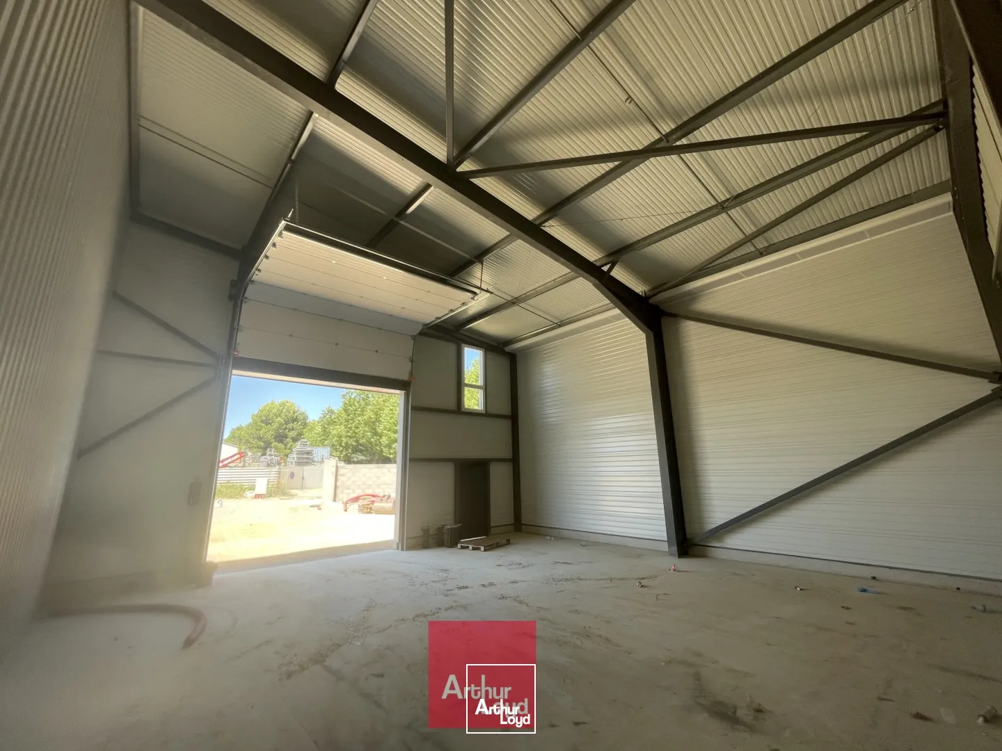 Local mixte activité/bureaux à louer - 879 m² - Parc d'activités Béziers - Site sécurisé avec visibilité et accessibilité PL