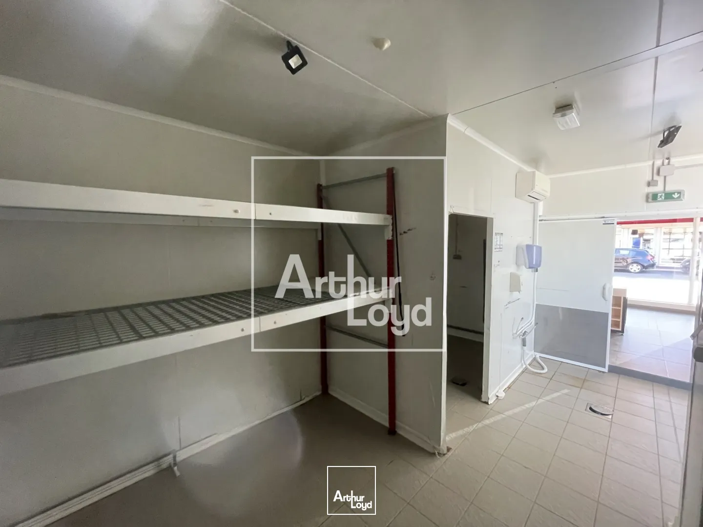 Local commercial de 235 m² à vendre ou à louer - Emplacement stratégique dans zone commerciale dynamique à Agde