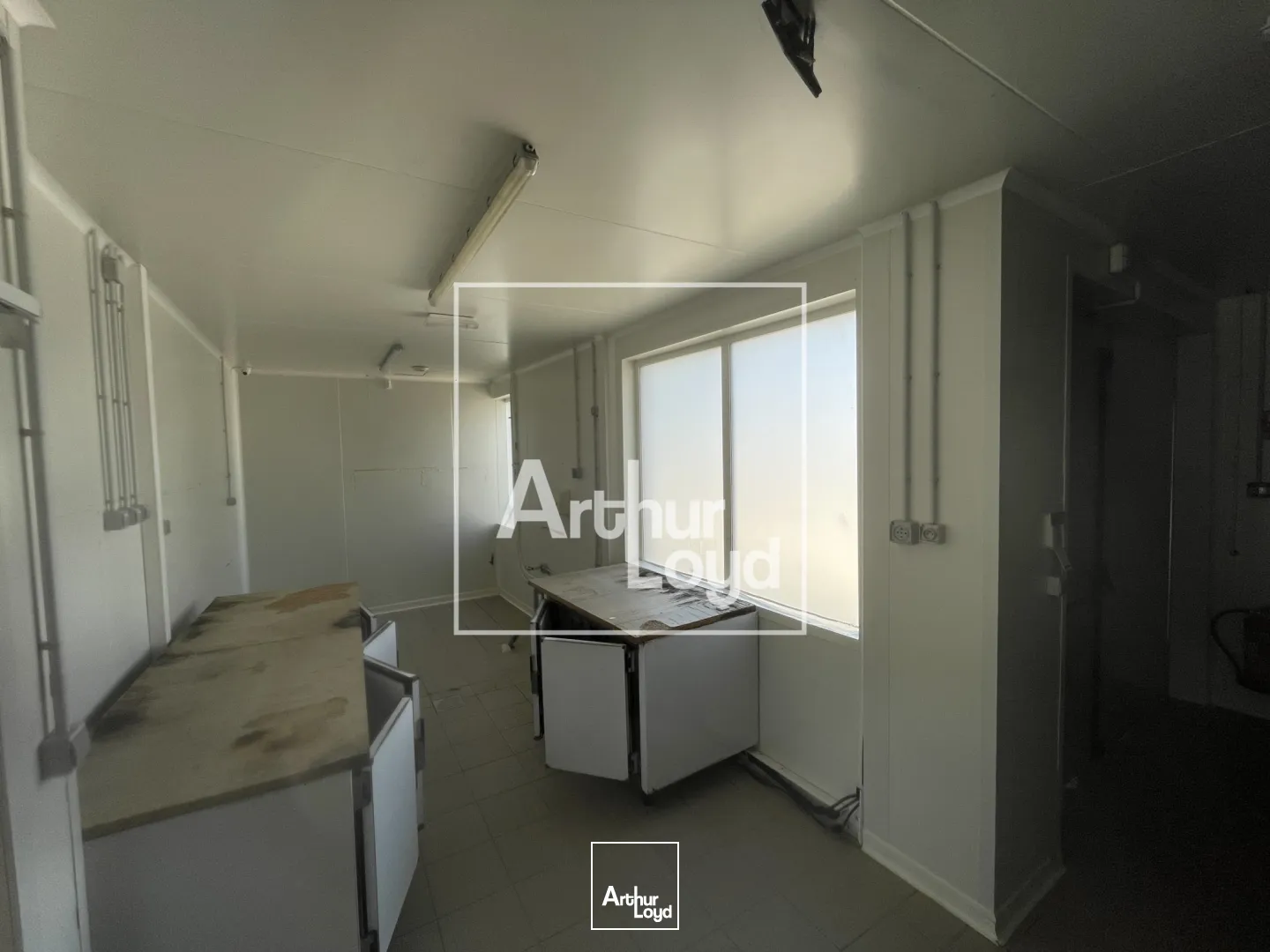 Local commercial de 235 m² à vendre ou à louer - Emplacement stratégique dans zone commerciale dynamique à Agde