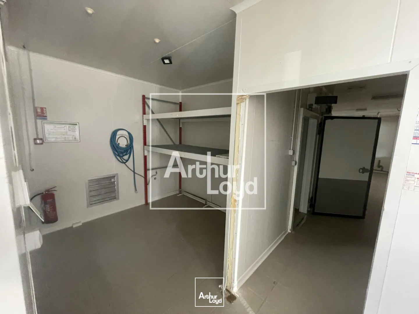 Local commercial de 235 m² à vendre ou à louer - Emplacement stratégique dans zone commerciale dynamique à Agde