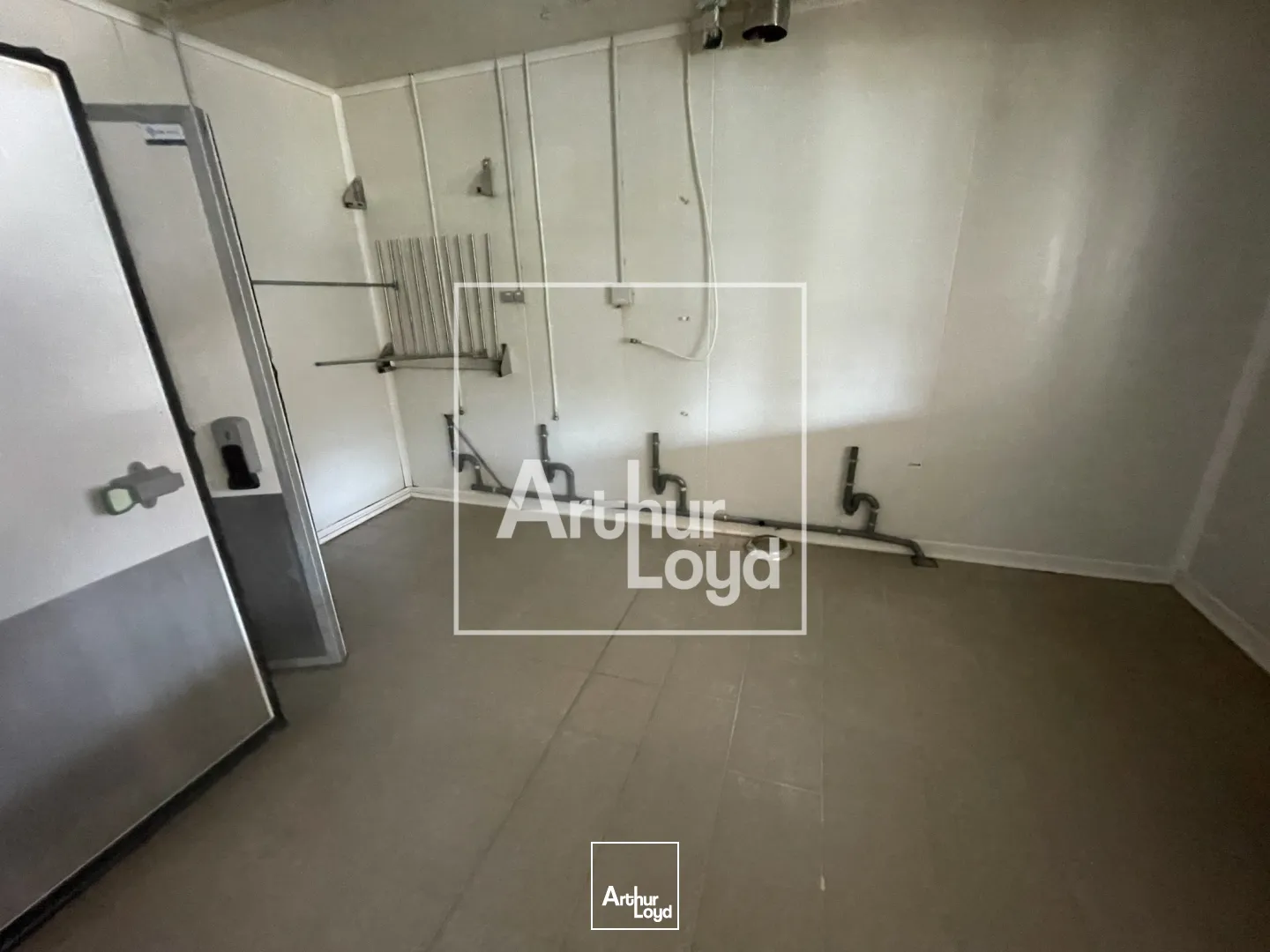 Local commercial de 235 m² à vendre ou à louer - Emplacement stratégique dans zone commerciale dynamique à Agde