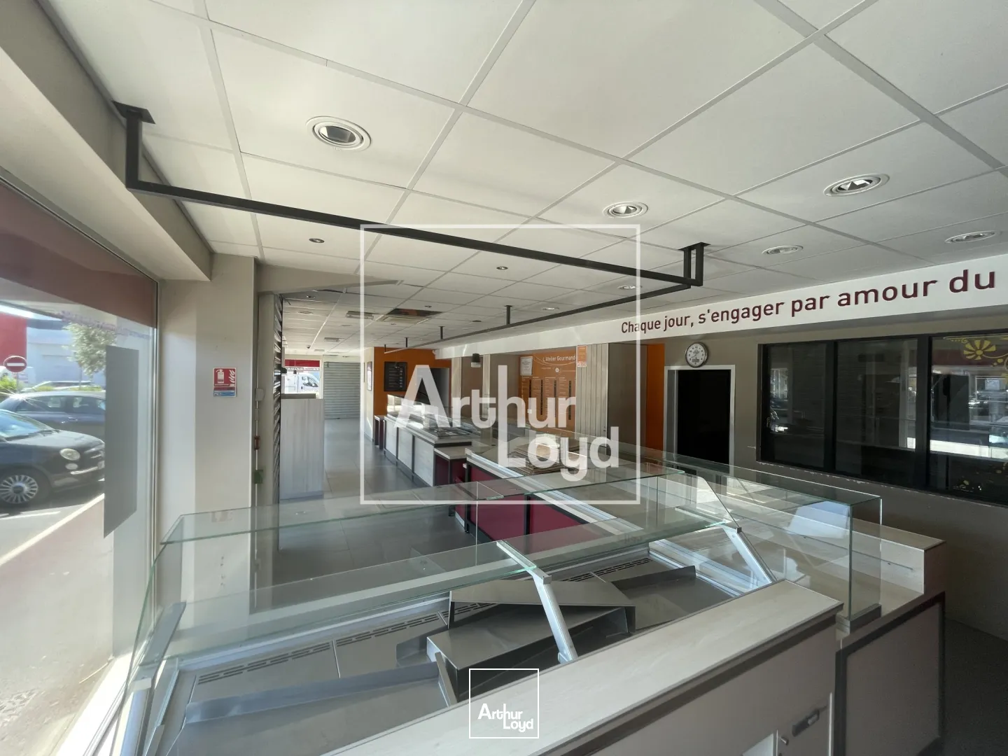 Local commercial de 235 m² à vendre ou à louer - Emplacement stratégique dans zone commerciale dynamique à Agde