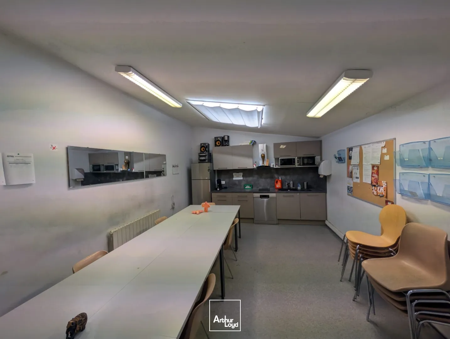 LOCAL D'ACTIVITE 200 M² AVEC BUREAUX - PORTE SECTIONNELLE - BEZONS / A86