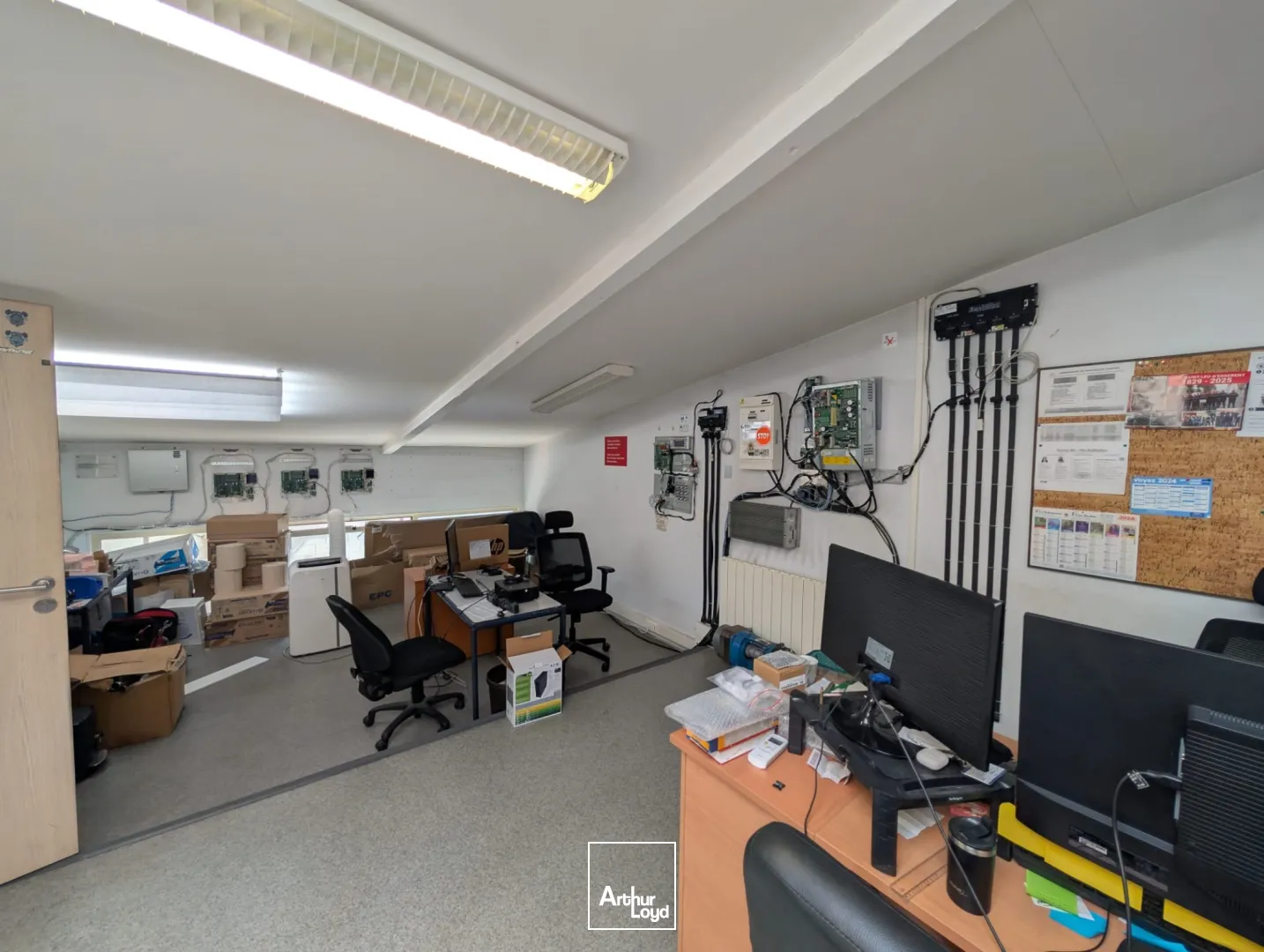 LOCAL D'ACTIVITE 200 M² AVEC BUREAUX - PORTE SECTIONNELLE - BEZONS / A86