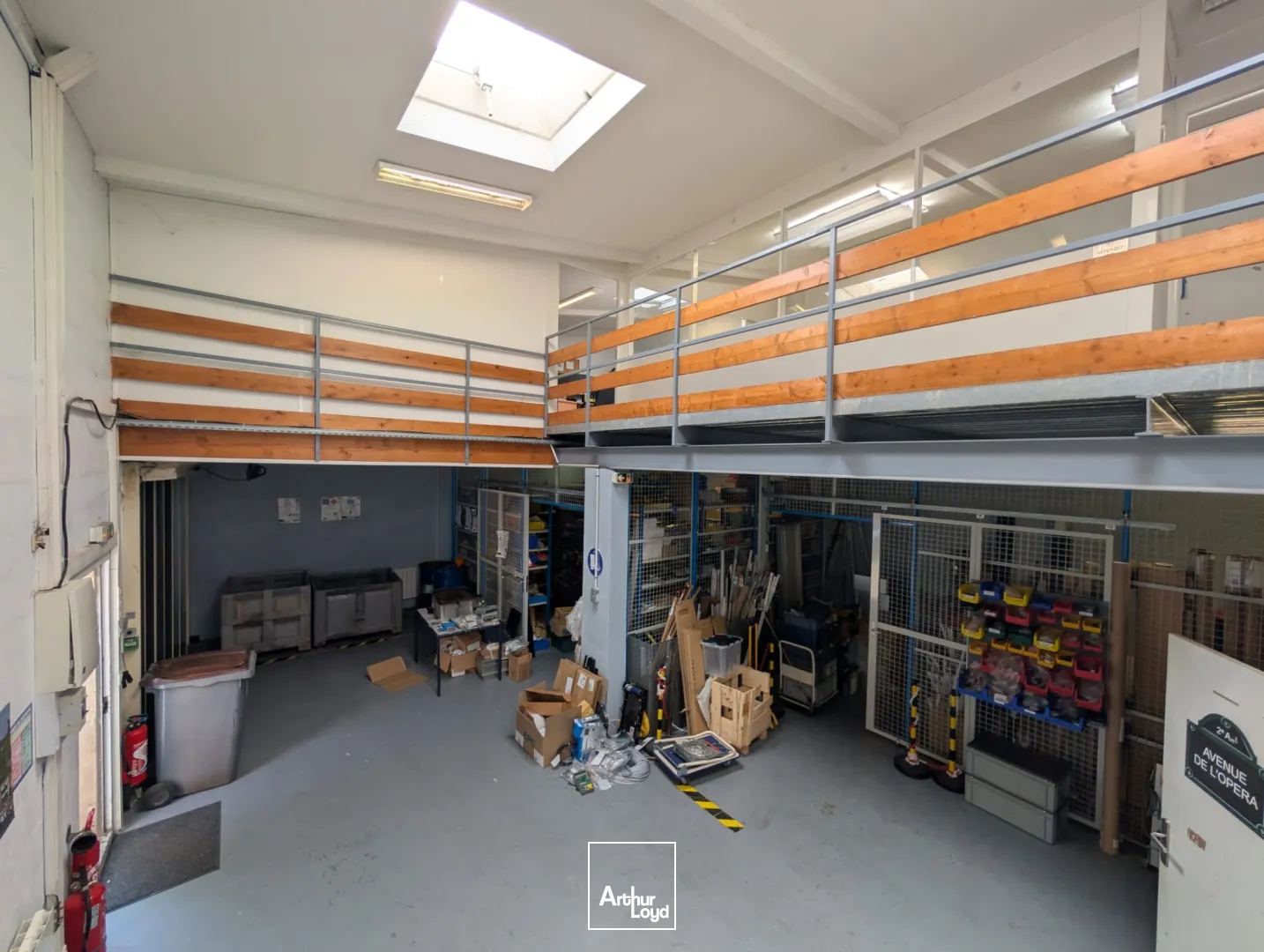 LOCAL D'ACTIVITE 200 M² AVEC BUREAUX - PORTE SECTIONNELLE - BEZONS / A86