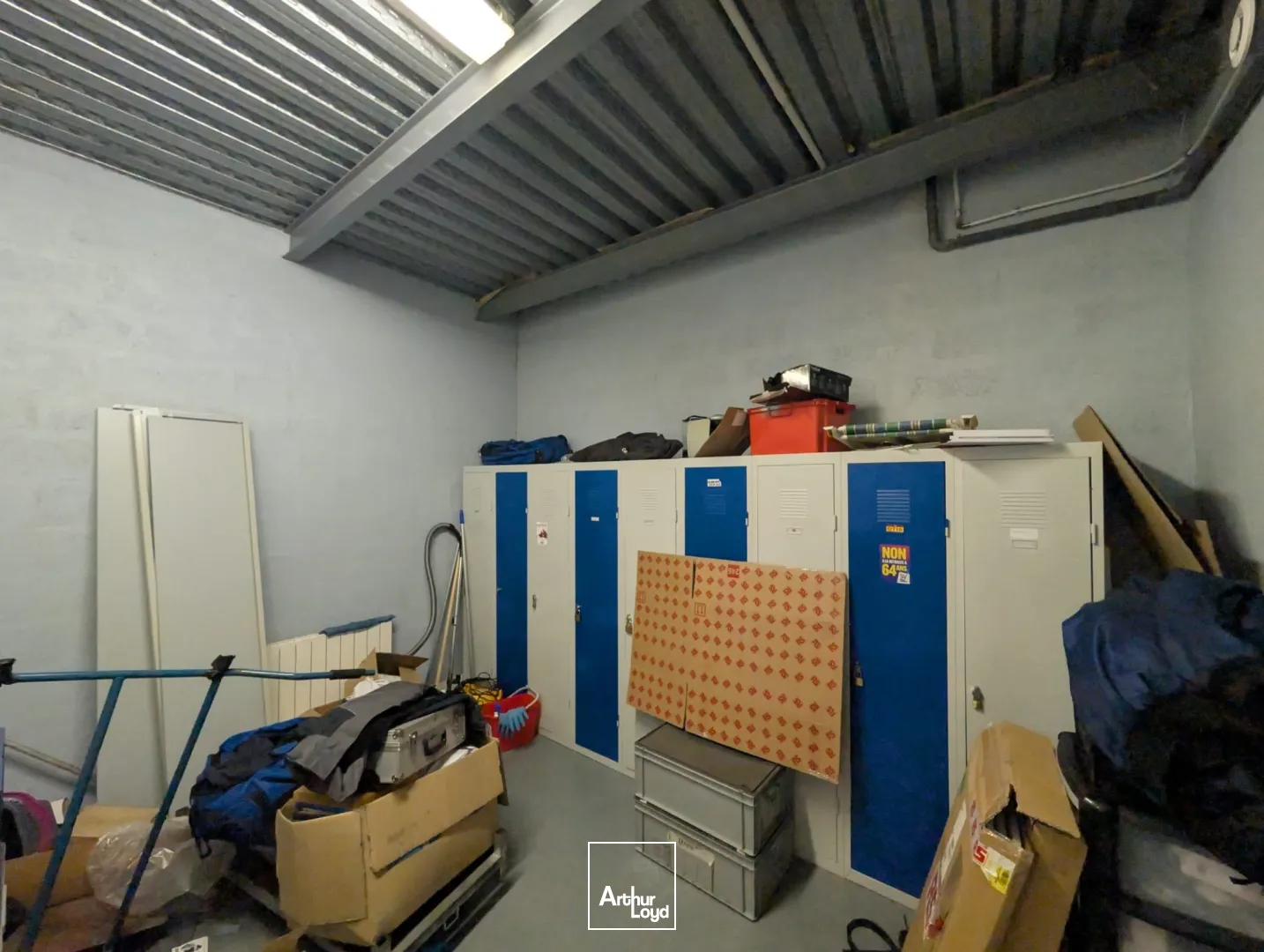 LOCAL D'ACTIVITE 200 M² AVEC BUREAUX - PORTE SECTIONNELLE - BEZONS / A86