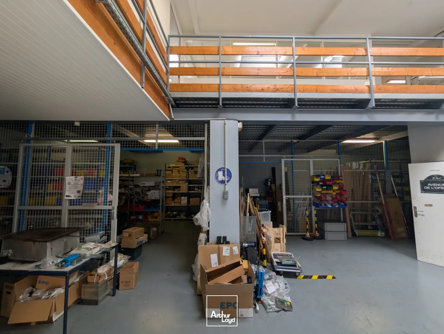 LOCAL D'ACTIVITE 200 M² AVEC BUREAUX - PORTE SECTIONNELLE - BEZONS / A86