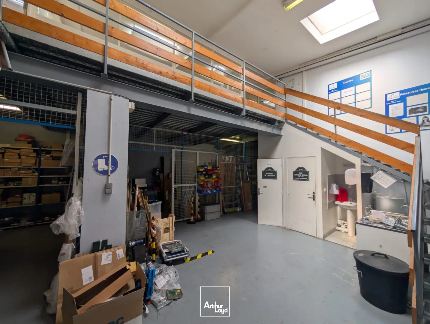 LOCAL D'ACTIVITE 200 M² AVEC BUREAUX - PORTE SECTIONNELLE - BEZONS / A86