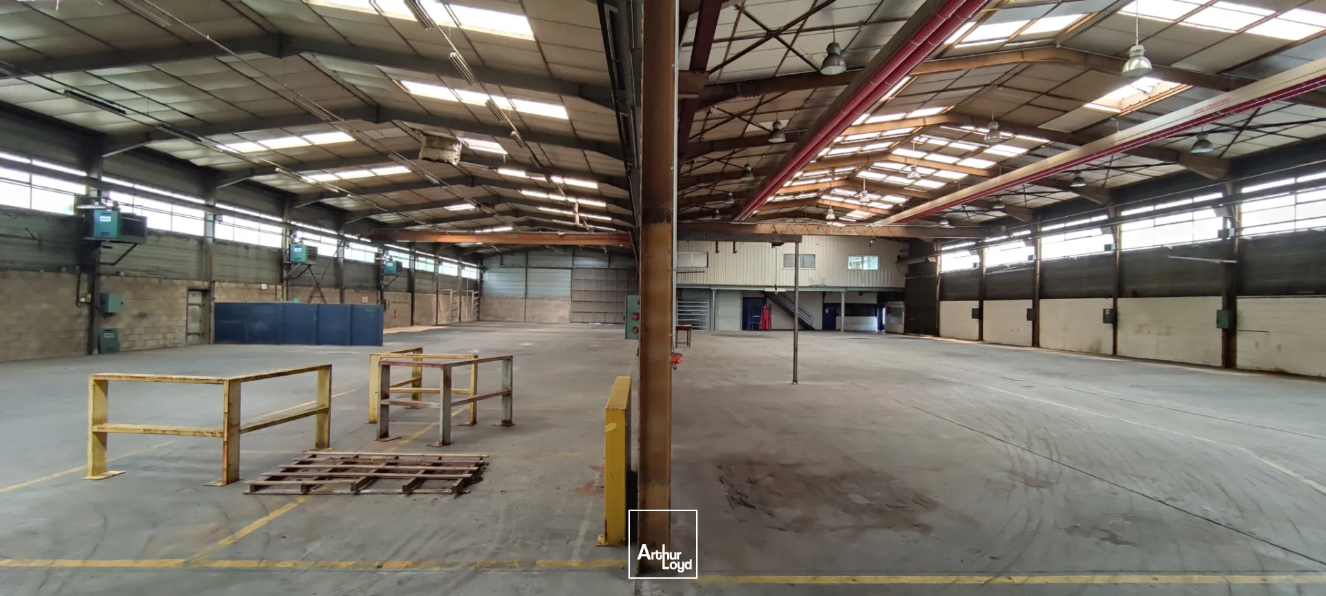 Bâtiment d'activité/Bureaux d'une surface d'environ 3 178m2 sur un foncier de 6 339m2 entièrement clôturé