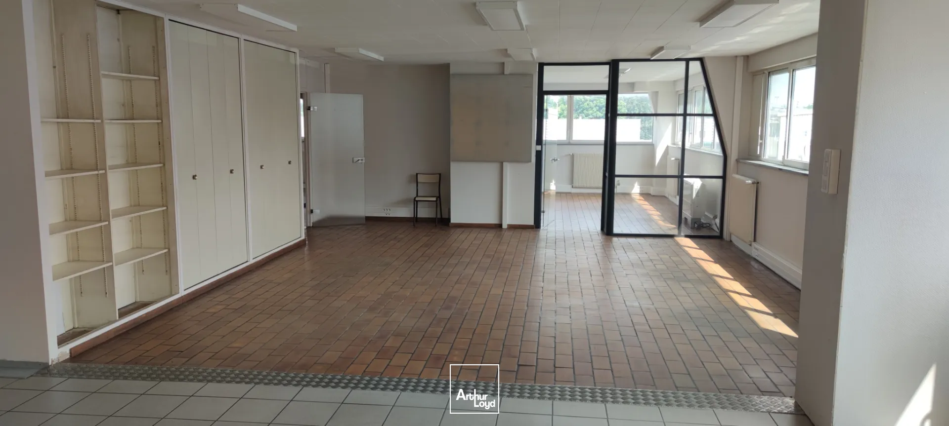 Bâtiment d'activité/Bureaux d'une surface d'environ 3 178m2 sur un foncier de 6 339m2 entièrement clôturé