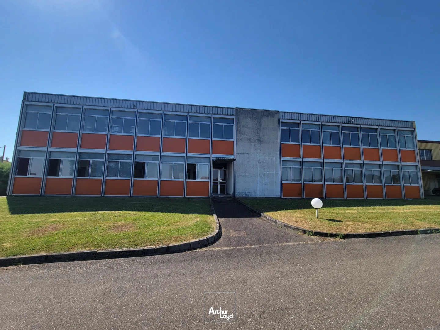 Ensemble immobilier d'env 7 000m2 à Dampierre-Les-Bois