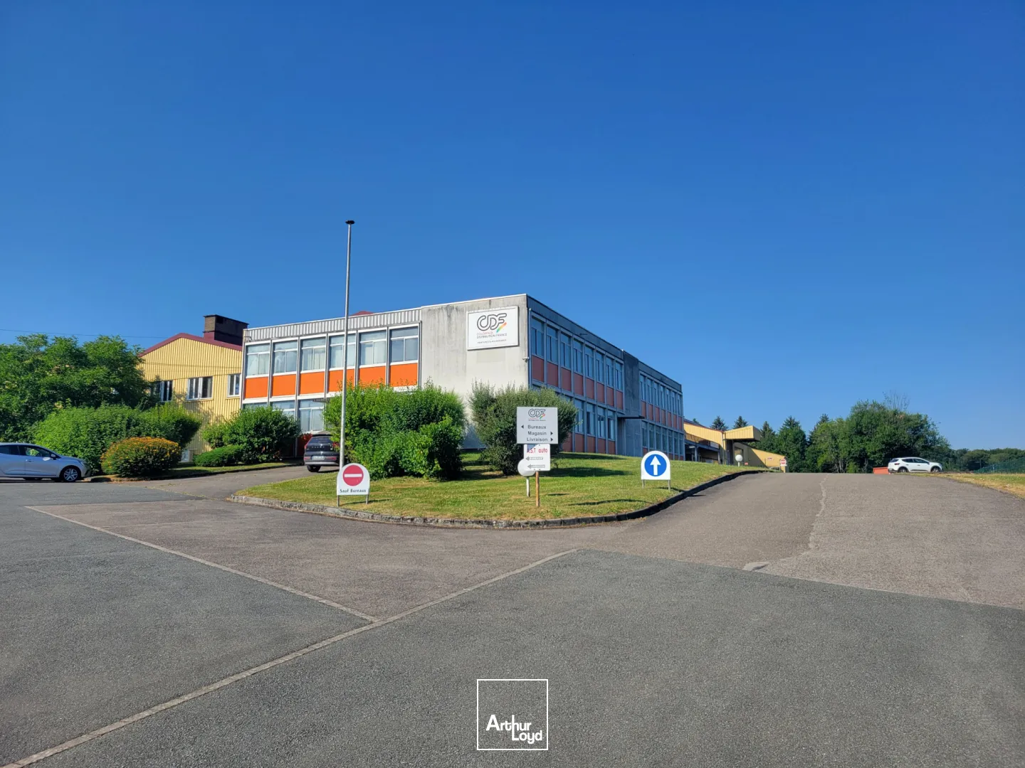 Ensemble immobilier d'env 7 000m2 à Dampierre-Les-Bois