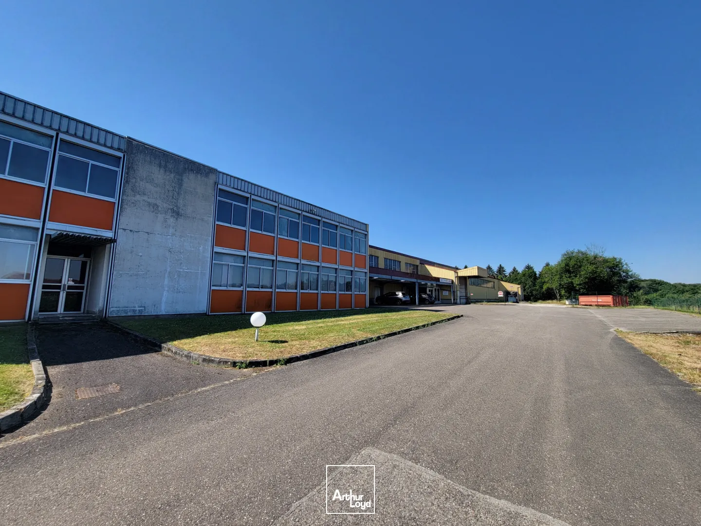 Ensemble immobilier d'env 7 000m2 à Dampierre-Les-Bois