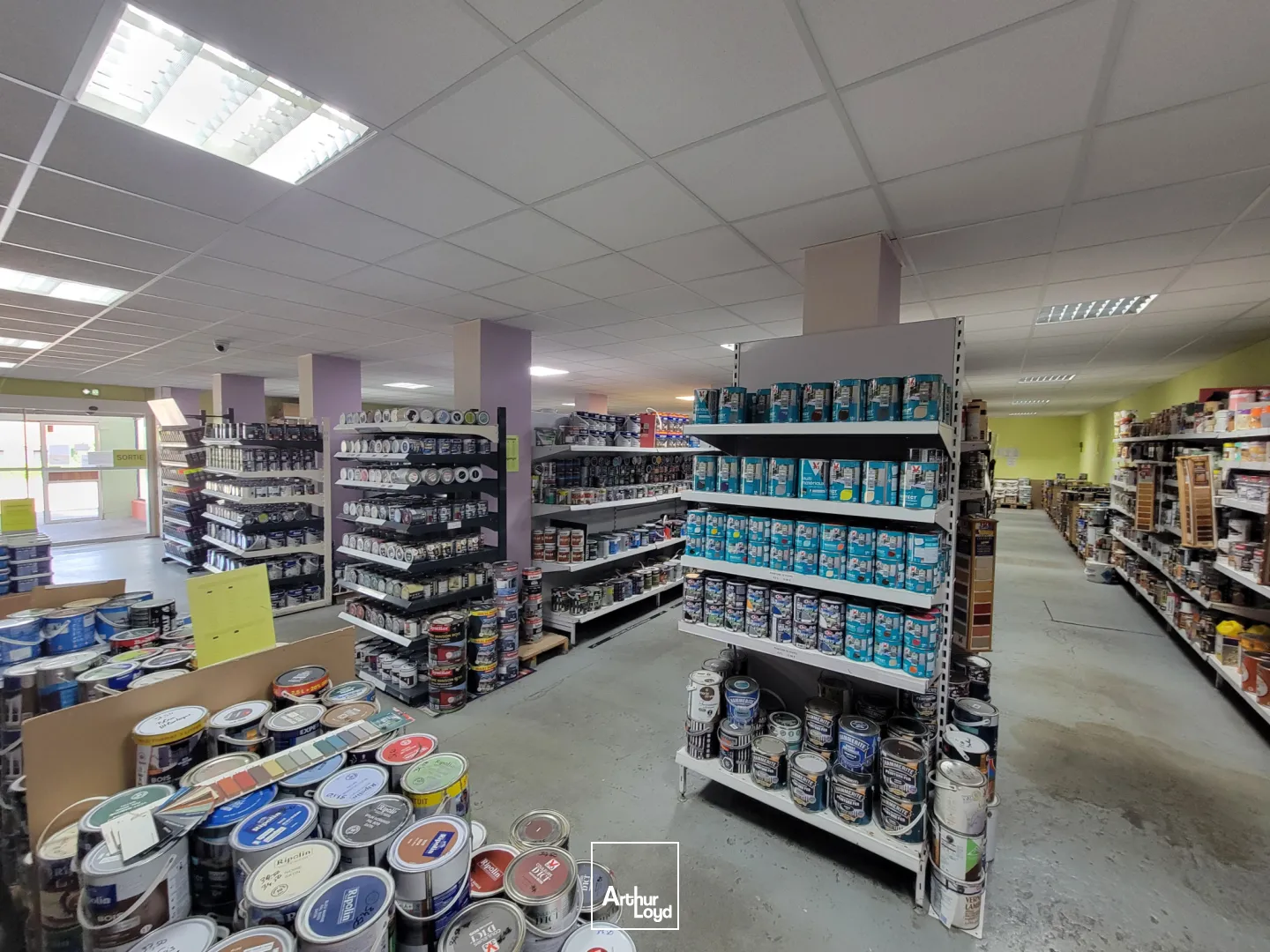 Ensemble immobilier d'env 7 000m2 à Dampierre-Les-Bois