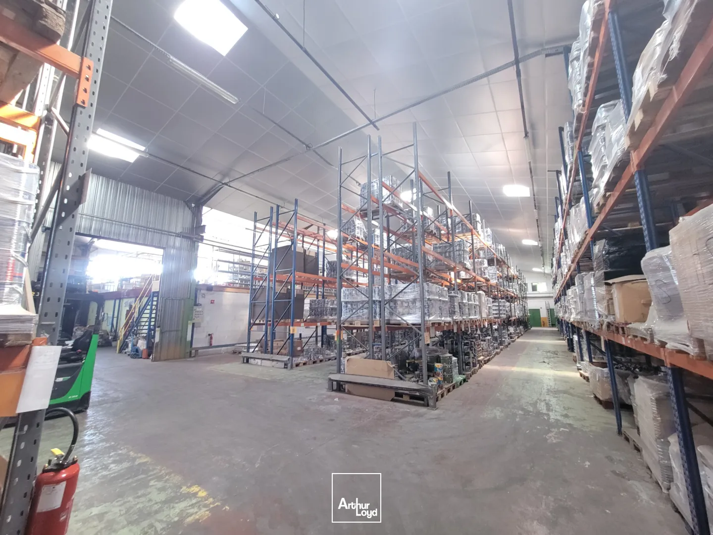 Ensemble immobilier d'env 7 000m2 à Dampierre-Les-Bois