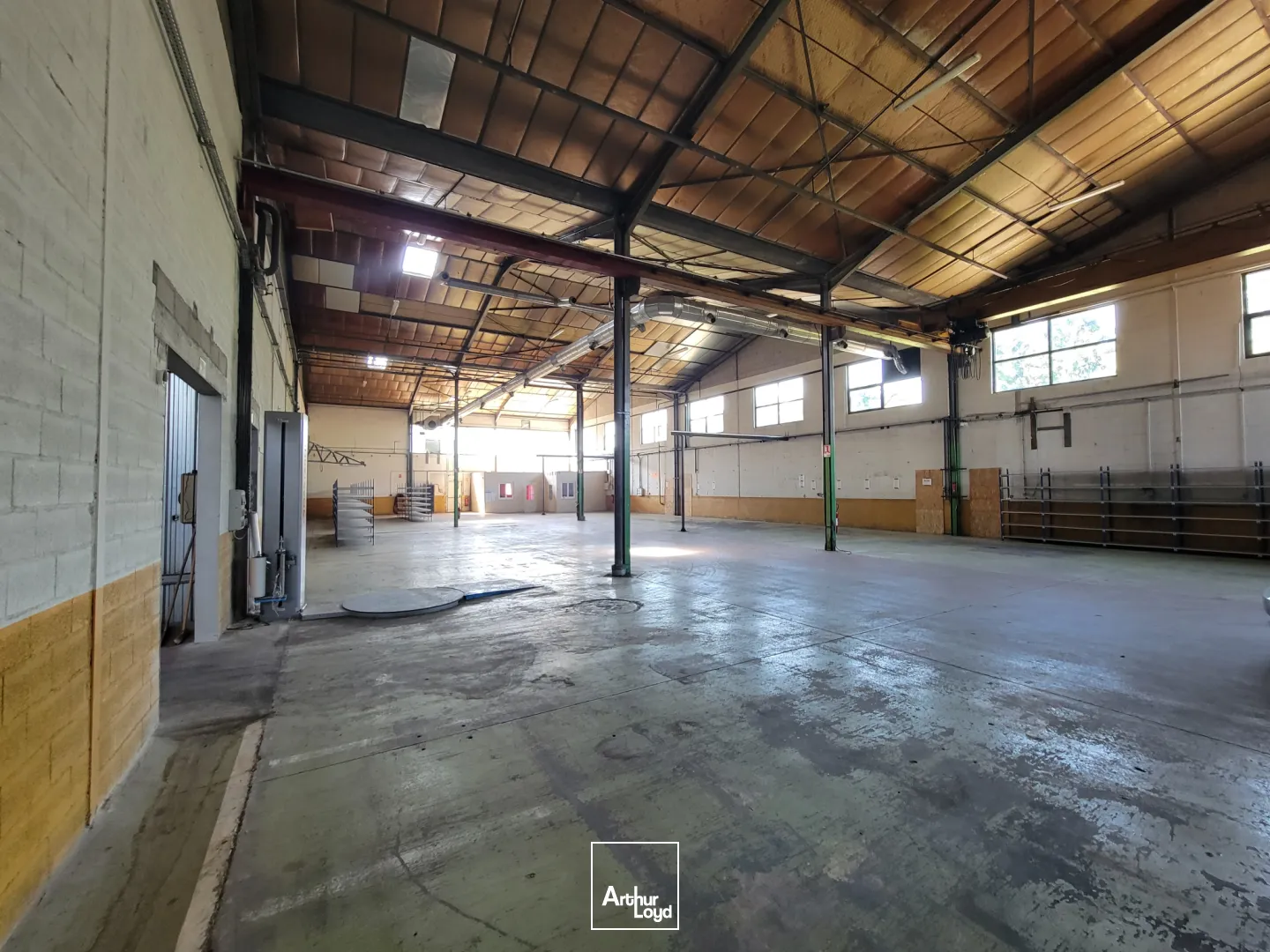 Ensemble immobilier d'env 7 000m2 à Dampierre-Les-Bois