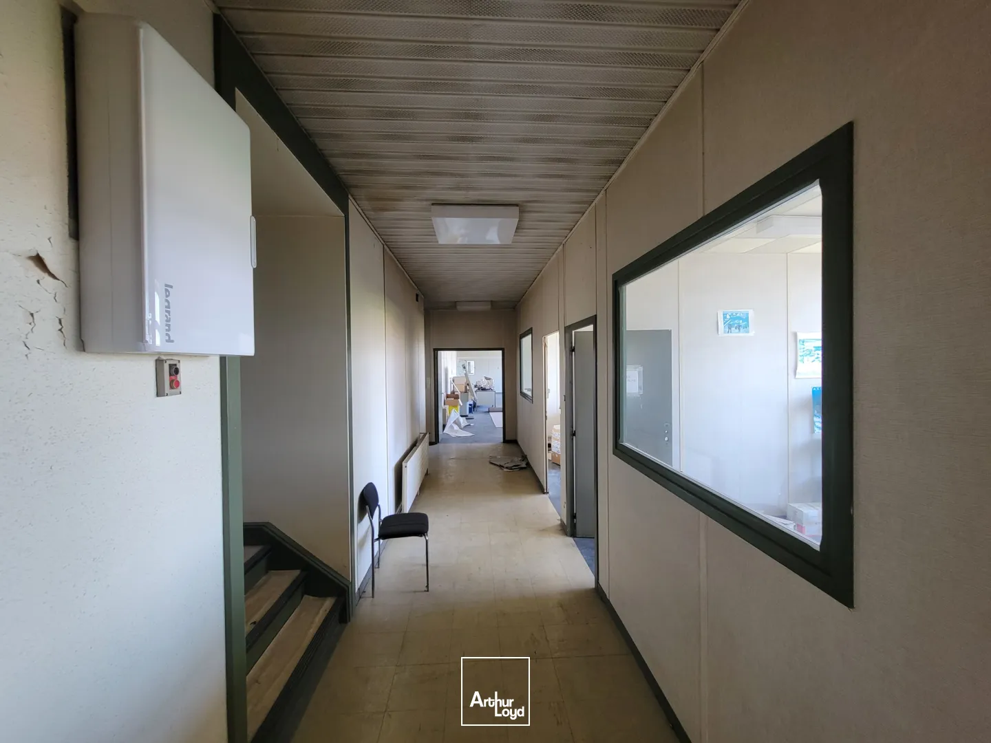 Ensemble immobilier d'env 7 000m2 à Dampierre-Les-Bois