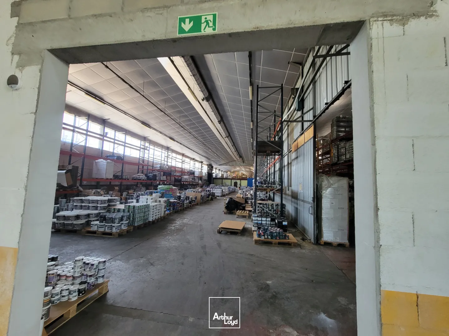 Ensemble immobilier d'env 7 000m2 à Dampierre-Les-Bois