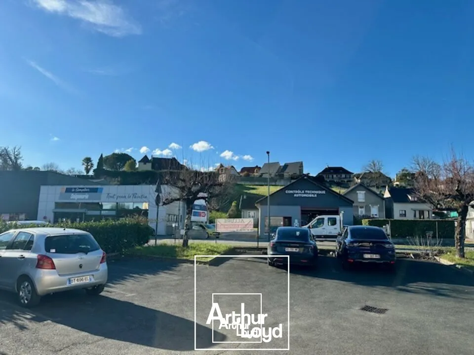838m2 de surface commerciale / Plein cur de Malemort avec 16 places de parking