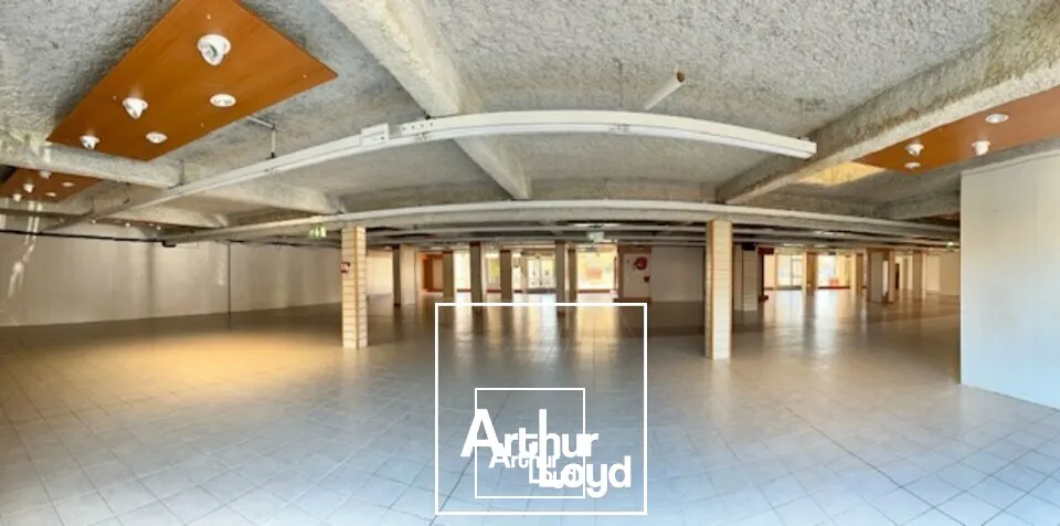 838m2 de surface commerciale / Plein cur de Malemort avec 16 places de parking