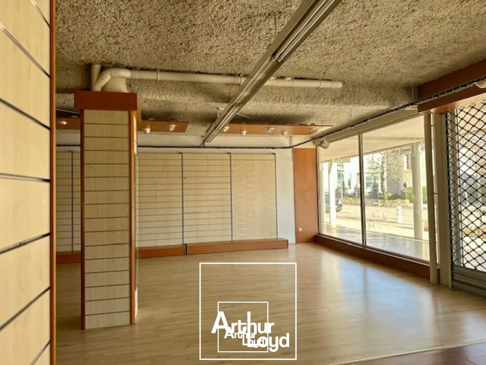 838m2 de surface commerciale / Plein cur de Malemort avec 16 places de parking