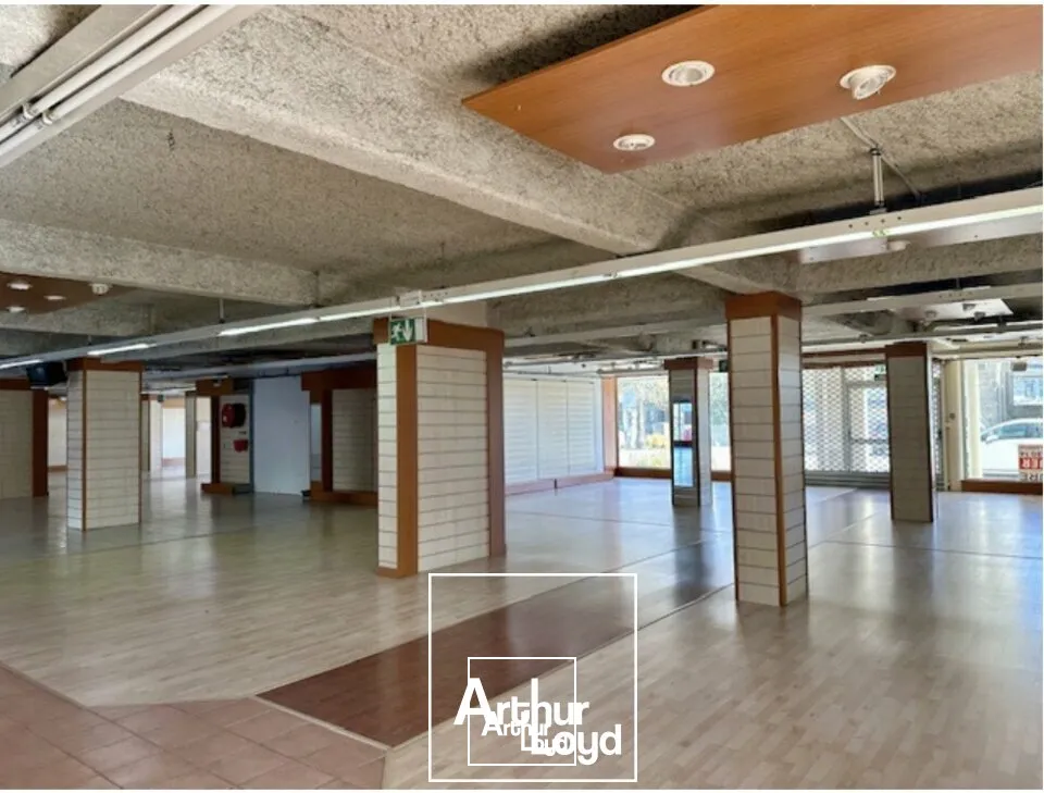 838m2 de surface commerciale / Plein cur de Malemort avec 16 places de parking