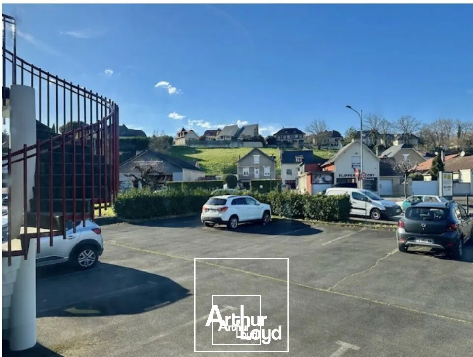 838m2 de surface commerciale / Plein cur de Malemort avec 16 places de parking