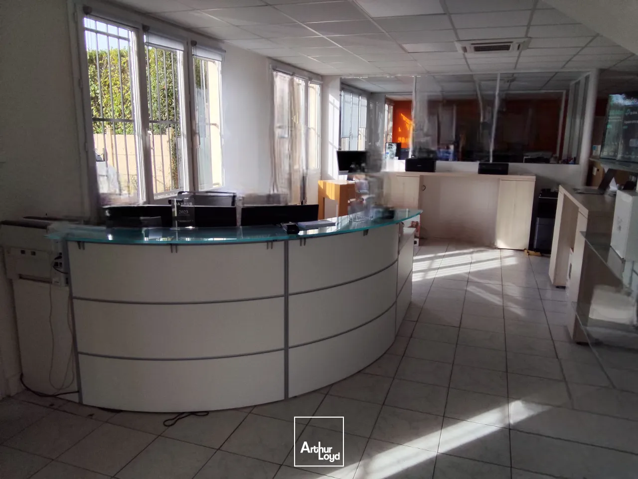 BATIMENT D'ACTIVITE - TOUS COMMERCES - A VENDRE - COUZEIX