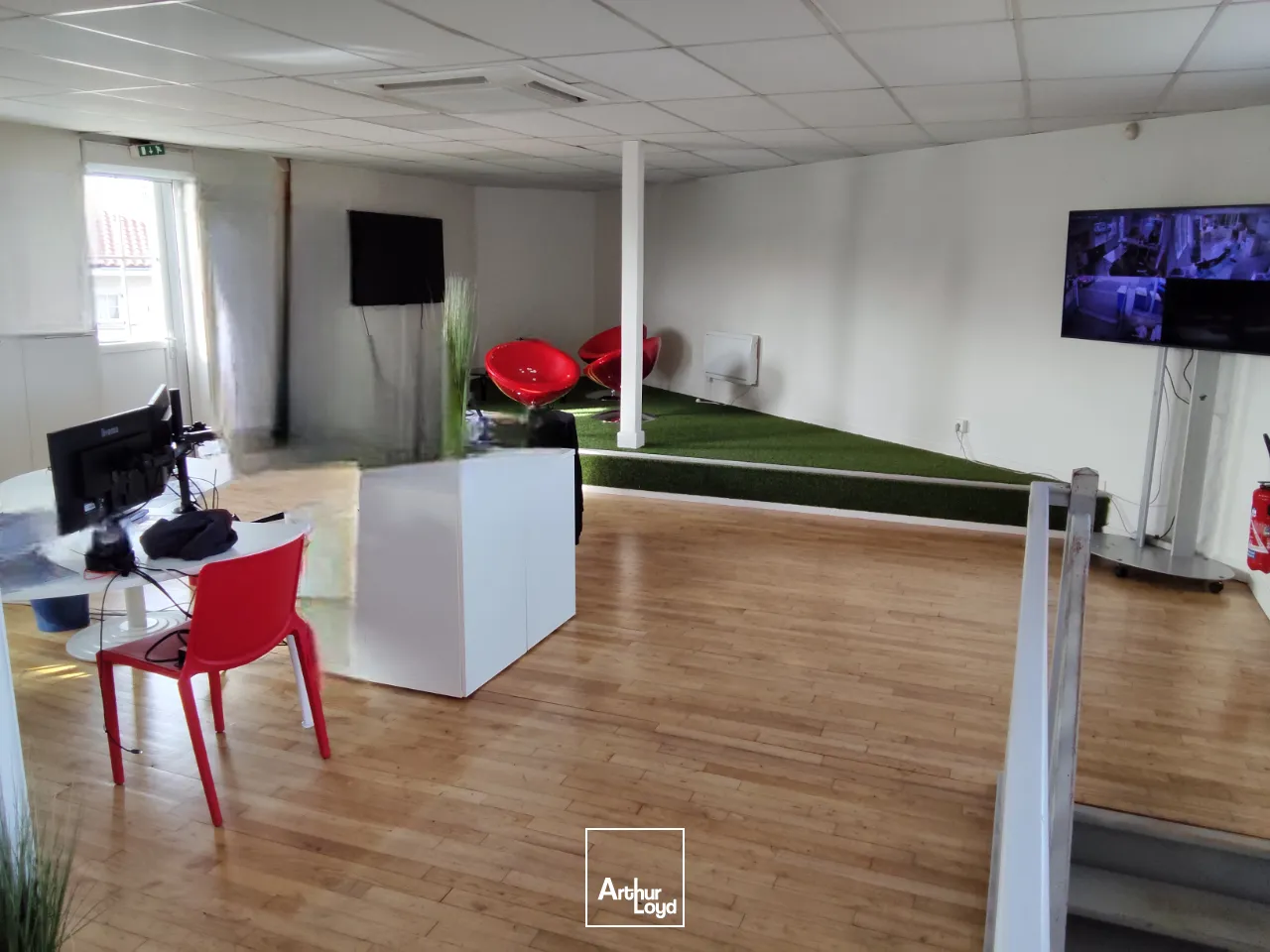 BATIMENT D'ACTIVITE - TOUS COMMERCES - A VENDRE - COUZEIX