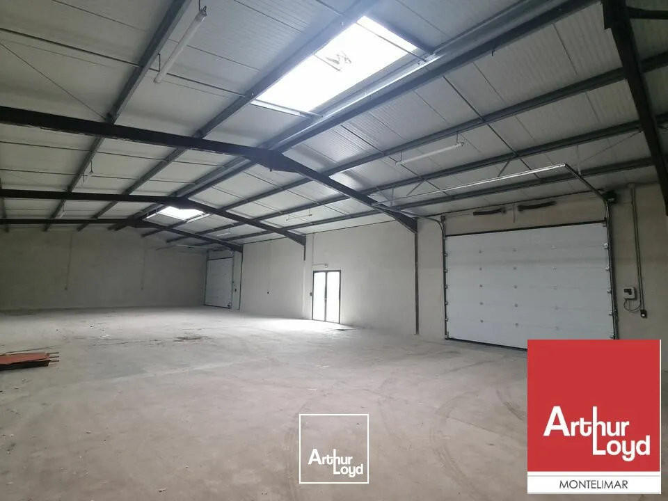 A LOUER - SAINT PAUL TROIS CHÂTEAUX - LOCAUX D'ACTIVITÉ D'ENVIRON 432 M2 ENTIÈREMENT RÉNOVÉ AVEC PARKING 