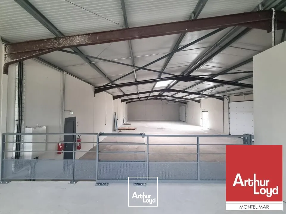 A LOUER - SAINT PAUL TROIS CHÂTEAUX - LOCAUX D'ACTIVITÉ D'ENVIRON 432 M2 ENTIÈREMENT RÉNOVÉ AVEC PARKING 