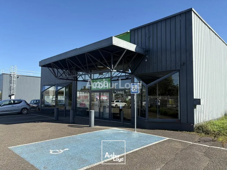 LOCAL COMMERCIAL à LOUER de 736 m²