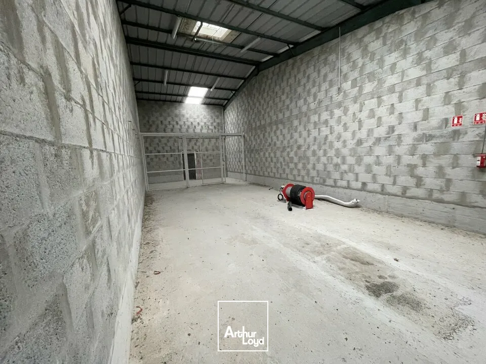 À louer  Local de stockage de 110 m² aux Sables d'Olonne  Zone artisanale dynamique