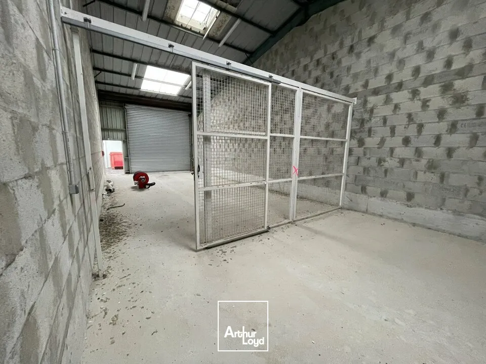 À louer  Local de stockage de 110 m² aux Sables d'Olonne  Zone artisanale dynamique