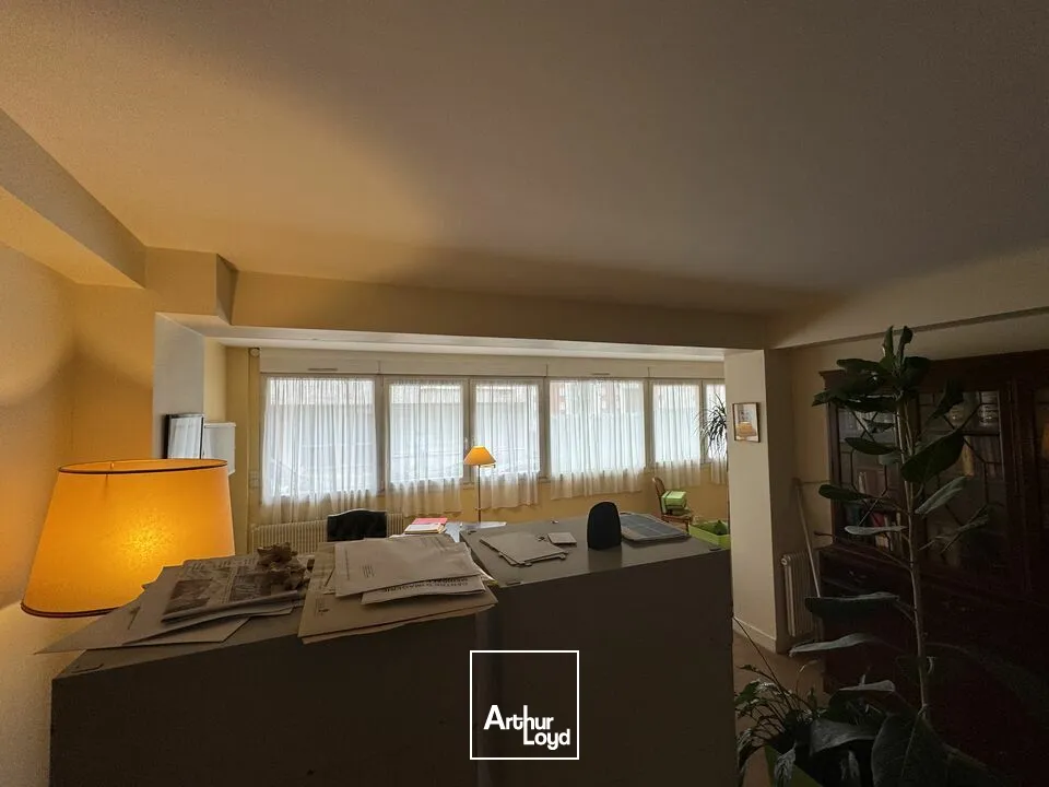 TOURS CENTRE PROCHE HYPER CENTRE - BUS TRAM - A VENDRE BUREAUX DE 78 M² EN RDC