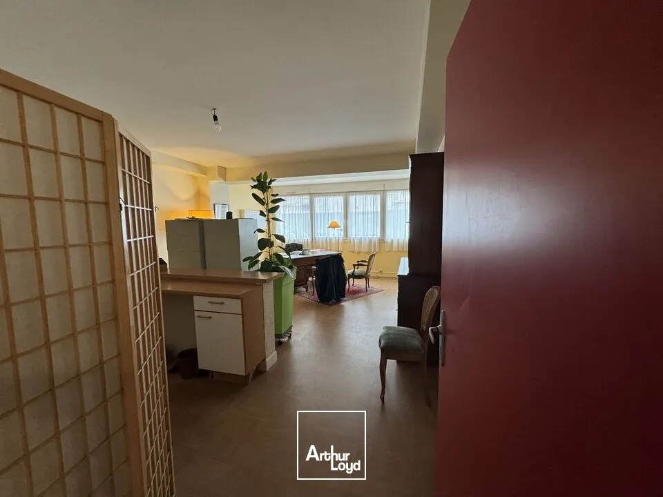 TOURS CENTRE PROCHE HYPER CENTRE - BUS TRAM - A VENDRE BUREAUX DE 78 M² EN RDC