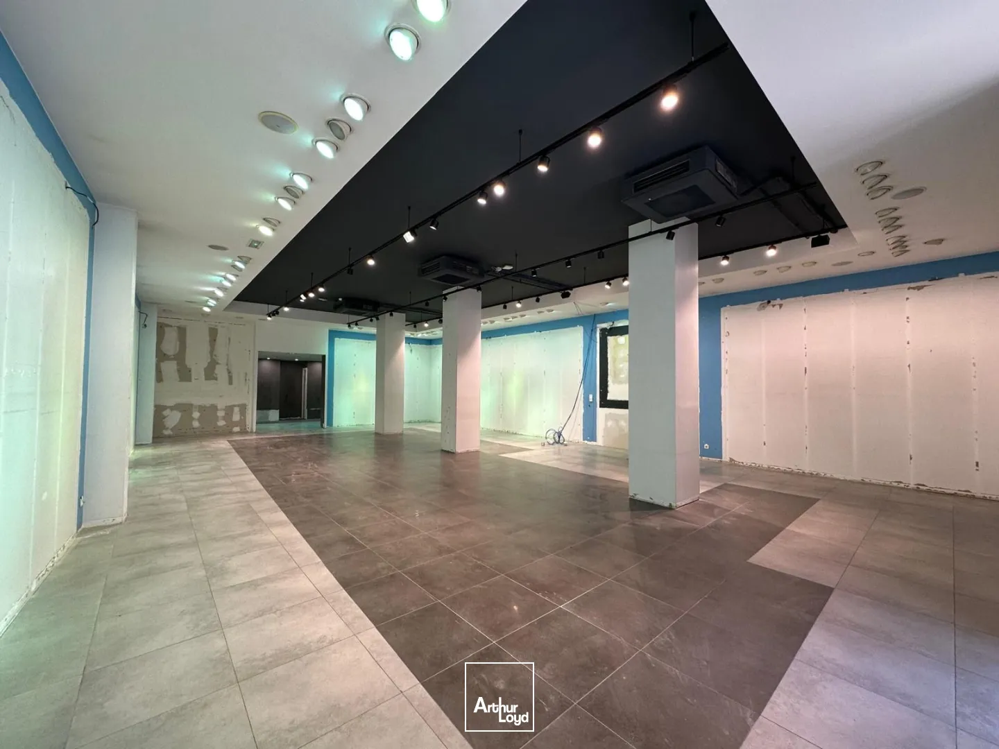 A LOUER - LOCAUX COMMERCIAUX 358 M2 - EMPLACEMENT N°1 - SAINT-QUENTIN