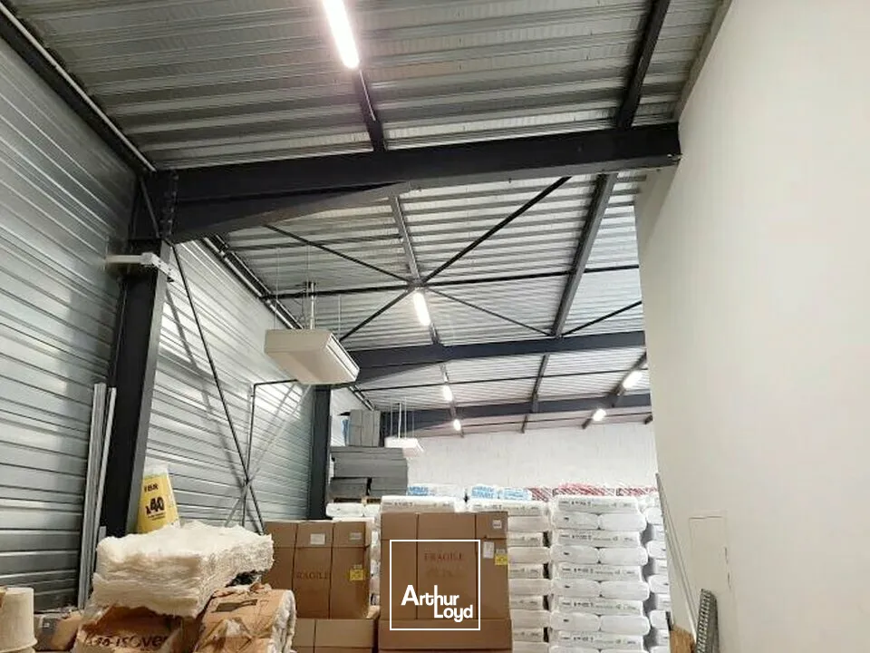 LOCAL D'ACTIVITE - ENTREPOT à LOUER de 442 m²