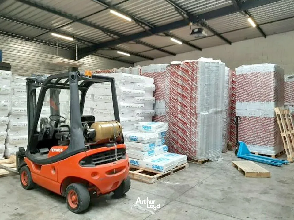 LOCAL D'ACTIVITE - ENTREPOT à LOUER de 442 m²