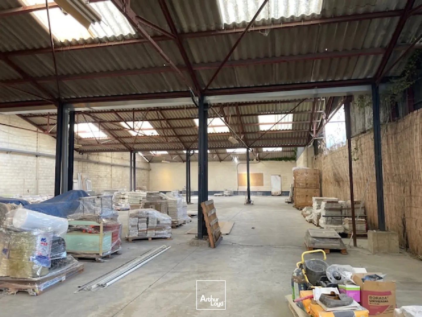 Idéalement situé en pénétrante de ville de Soissons, Arthur Loyd vous propose un local commercial d'une surface d'environ 1050 m2 à la vente et disponible immédiatement.