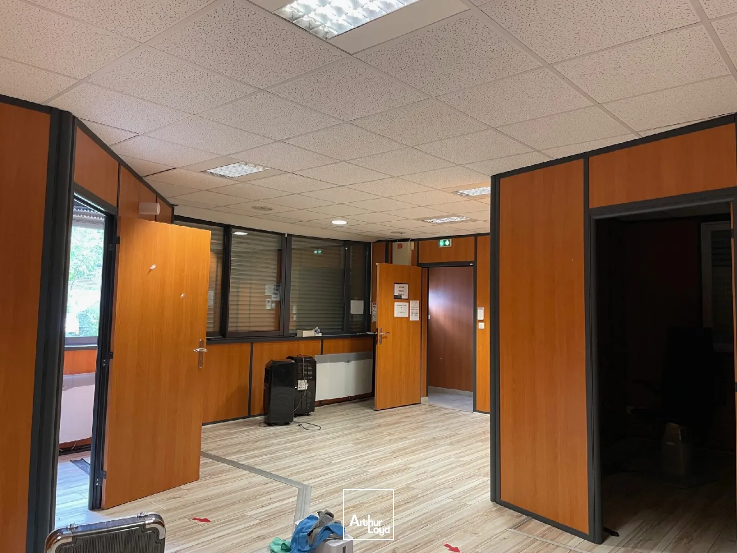 Bureaux à vendre d'une superficie de 135 m2 environ en rez-de-chaussée avec accès PMR à Soissons. Disponible immédiatement. 