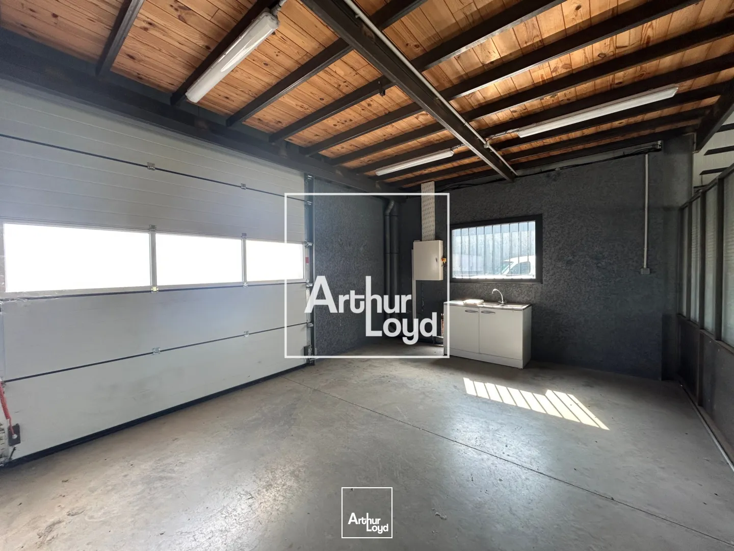 Local d'activité indépendant à louer dans une zone artisanale