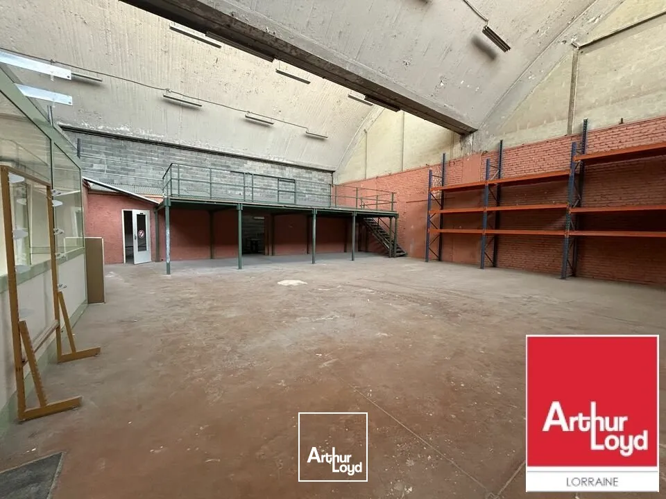 LOCAL D'ACTIVITE - ENTREPOT à LOUER de 398 m²
