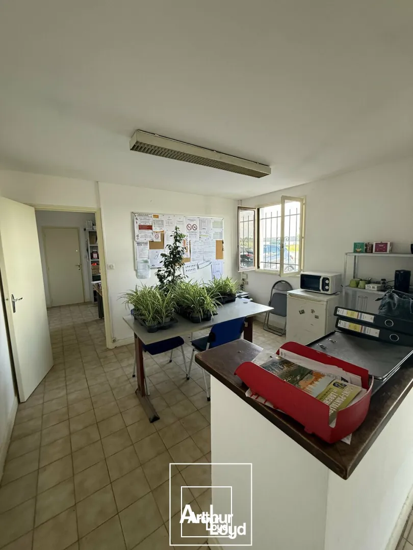 Bâtiment / local d'activité - Brive ouest / Zone de l'aérodrome - Grande cour 