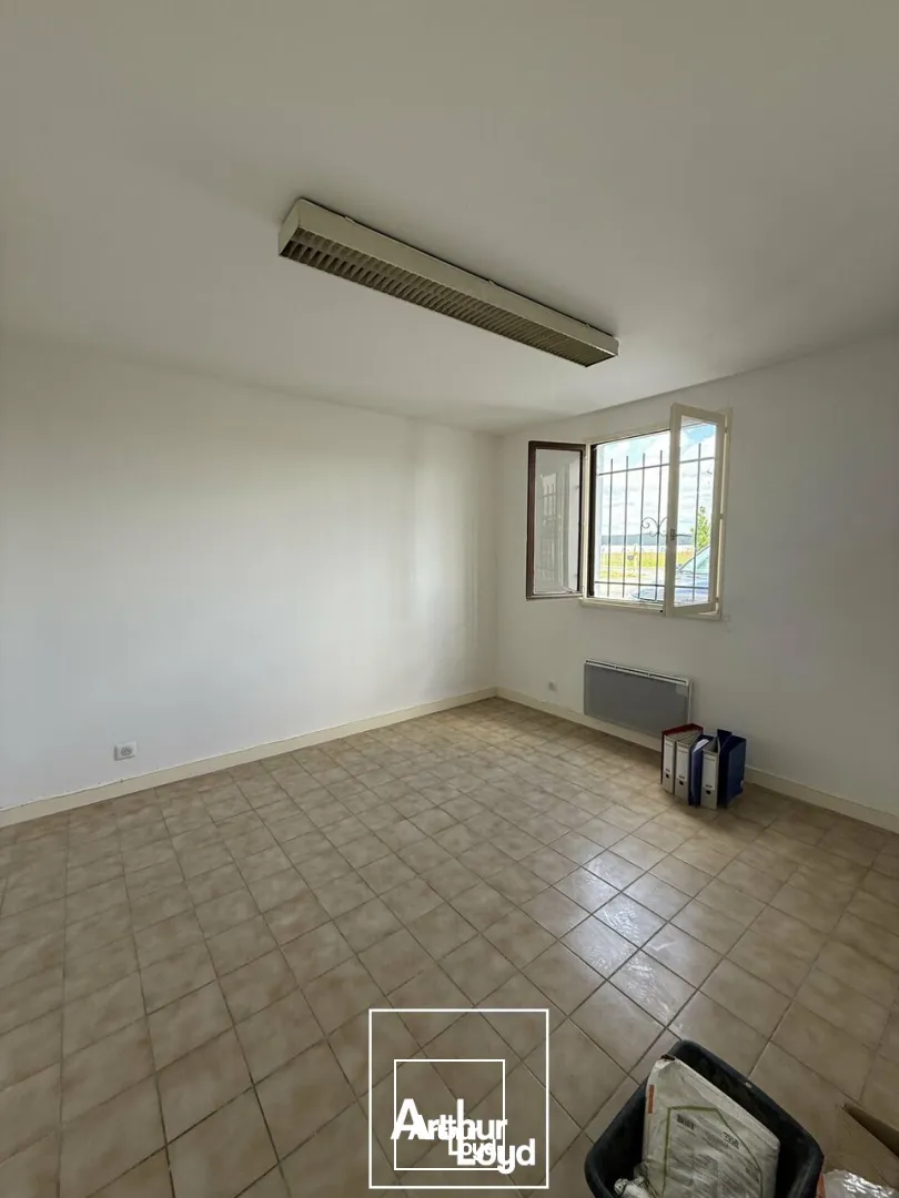 Bâtiment / local d'activité - Brive ouest / Zone de l'aérodrome - Grande cour 