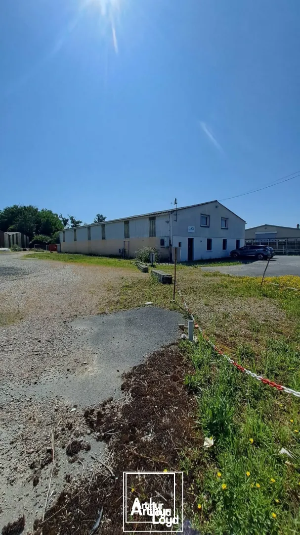 Bâtiment / local d'activité - Brive ouest / Zone de l'aérodrome - Grande cour 