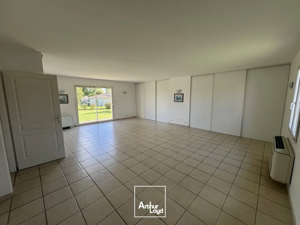 Immeuble de bureaux avec parking et parc arboré à vendre secteur COGNAC