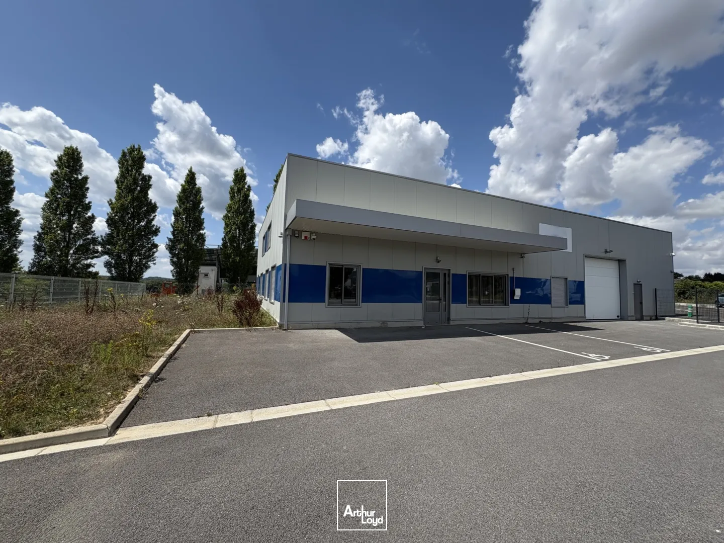 A LOUER LOCAL D'ACTIVITÉ 524 M2 BREUIL LE SEC